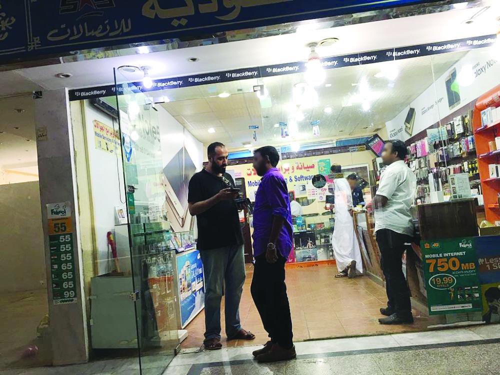 Despite concerted efforts by the authorities to enforce total Saudization in mobile phone sales and repair services, expatriates still control the sector often with the collusion of their Saudi sponsors. — Courtesy Al-Madina