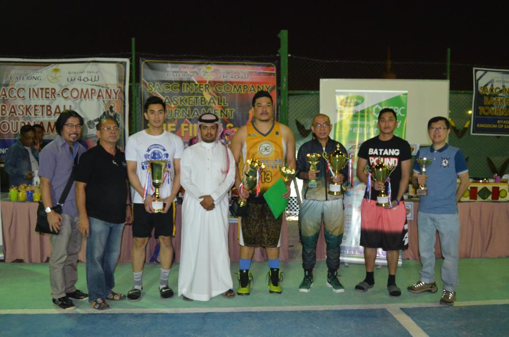 Champion team Saudi French Company – Lagardere Travel Retail Duty Free CEO, David Bisset, center, and Overall Event Organizer Turki Mohammed Al Zahrani.  
