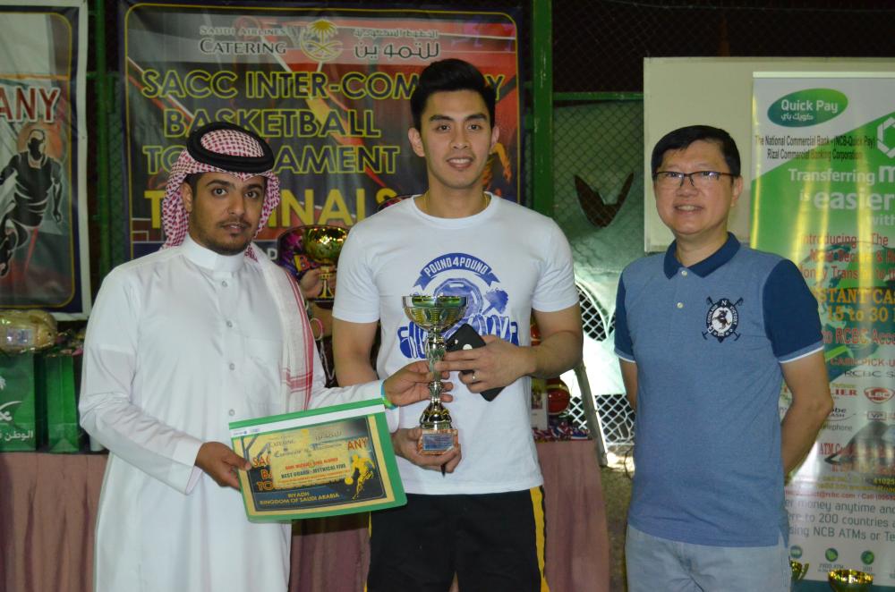 Champion team Saudi French Company – Lagardere Travel Retail Duty Free CEO, David Bisset, center, and Overall Event Organizer Turki Mohammed Al Zahrani.  