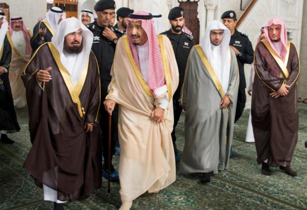 Custodian of the Two Holy Mosques King Salman visits Quba Mosque in Madina, Thursday. The King offered nafl (non-obligatory) prayers at the Prophet’s Mosque. Shiekh Abdurrehman Al-Sudais, chief of the General Presidency of the Affairs of the Two Holy Mosques, and other dignitaries welcomed the King upon his arrival in Quba Mosque.— SPA