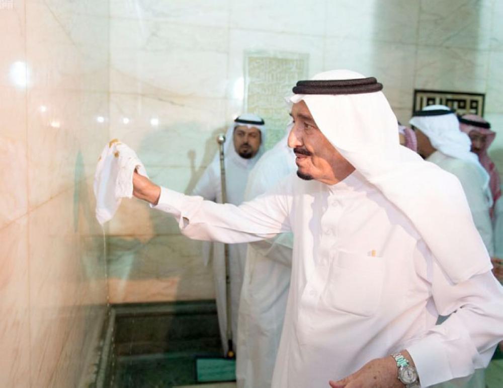 Custodian of the Two Holy Mosques King Salman washes the Kaaba. — SPA photos