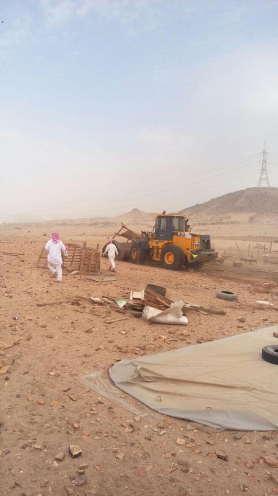 Makeshift camps along
expressway demolished