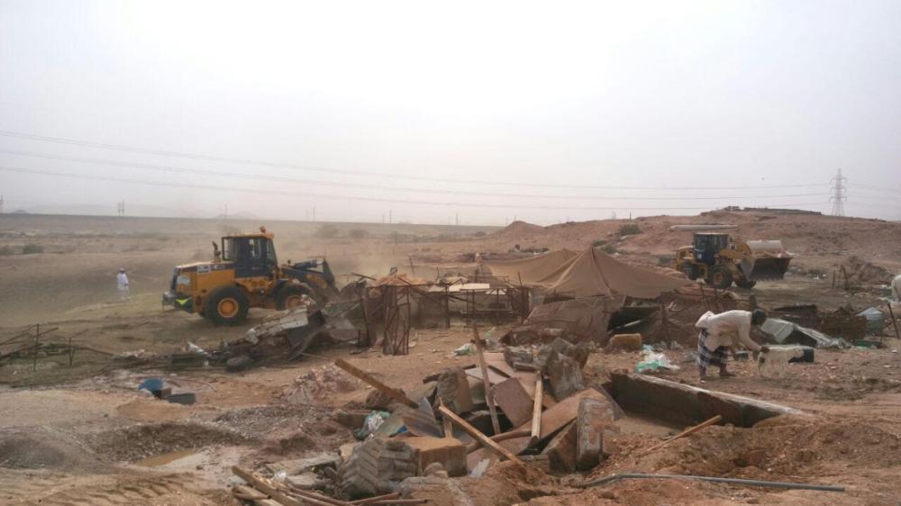 Makeshift camps along
expressway demolished