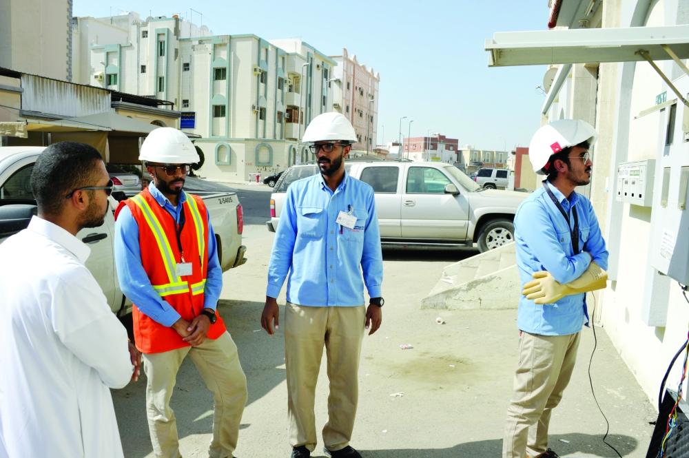 A maintenance team from the Saudi Electricity Company visits an east Jeddah neighborhood following the disruption of power supply in the area. 
