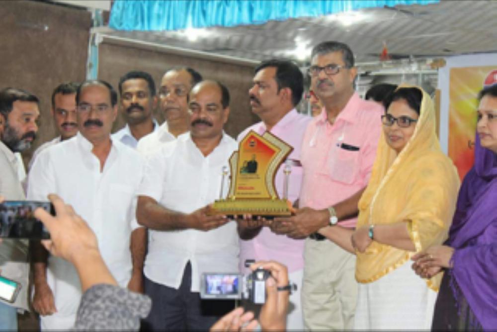 Abeer Group’s President Alungal Mohammed and other officials present a memento to Abdurahiman Wandoor and wife Jasmin.
