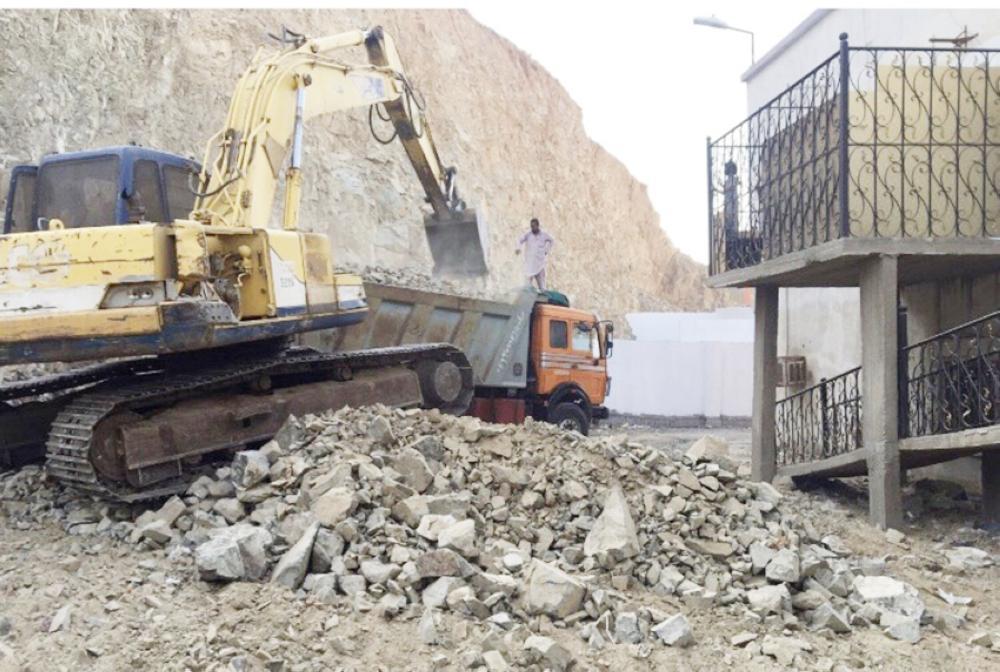 Residents of Jeddah district live under constant threat of falling rocks