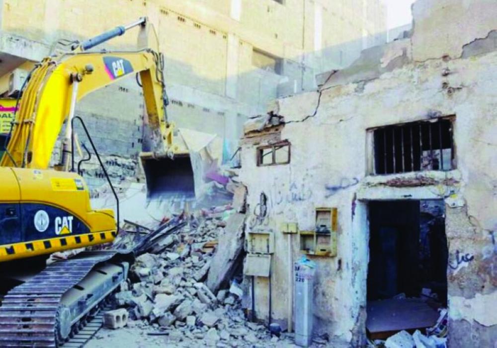 Residents of Jeddah district live under constant threat of falling rocks