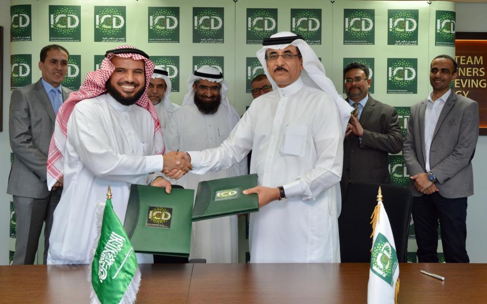Khaled Al-Aboodi, the CEO & general manager of ICD, and Mohammed Al Khamis, chairman of JANA Bena’a Productive Families, sign the MOU on behalf of their respective institutions.