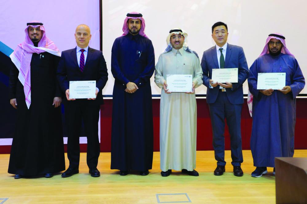 Group photo with the companies granted AEO certificate.