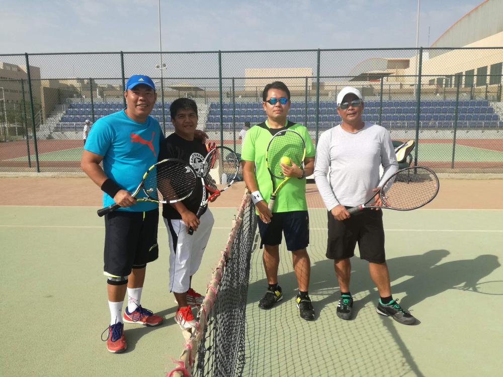 From left: Team D’s Clark Maldo and Vic Rebong, Team B’s Benhashim Salabin and Fernan Fermin