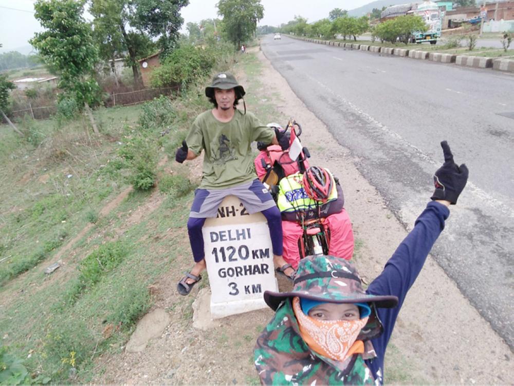 Indonesian couple bike their way to Makkah in yearlong trip