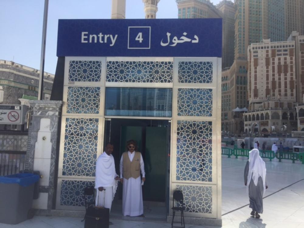 Visitors all praise for luggage locker service outside Grand Mosque