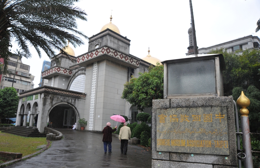 People are seen walking into a mosque in Taipei. From halal fried chicken to hot springs hotels with prayer facilities, Taiwan is adapting its traditional tourist draws to woo Muslim visitors as Chinese arrivals dwindle. - AFP