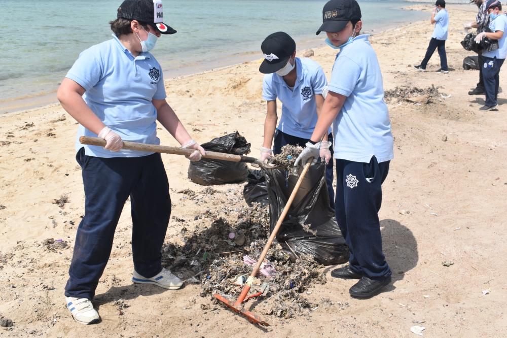 Elementary pupils lend a hand to clean up Salman beach