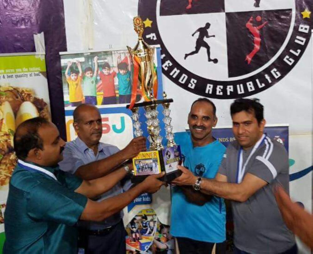 Aziziah Stars captain Iftikhar (R) receives the winner’s trophy from FRC President Johnson (2nd R), patron Jolly Paul (2nd L) and committee member Roy Joshua.