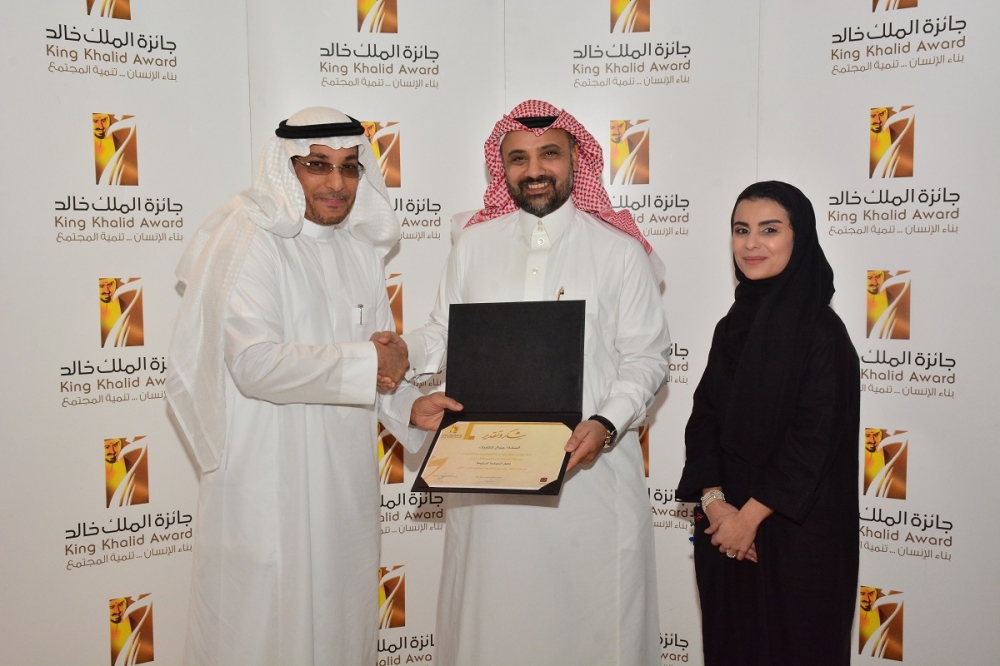 Hisham Al Bahkali (middle), President & CEO of GE Saudi Arabia & Bahrain, receives the King Khalid ‘Responsible Competitiveness’ Award from Dr. Ziyad Ghrara (left), Committee member of King Khalid Responsible Competitiveness Award at a ceremony Dr. Ziyad Ghrara, Committee member of King Khalid Responsible Competitiveness Award.