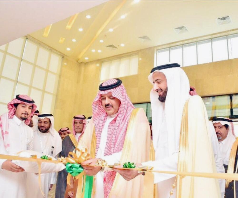 Emir of Hail Prince Abdulaziz Bin Saad opens King Salman Specialist Hospital in the presence of Health Minister Tawfiq Al-Rabiah. Right: The emir and the minister tour the hospital's facilities after its opening.