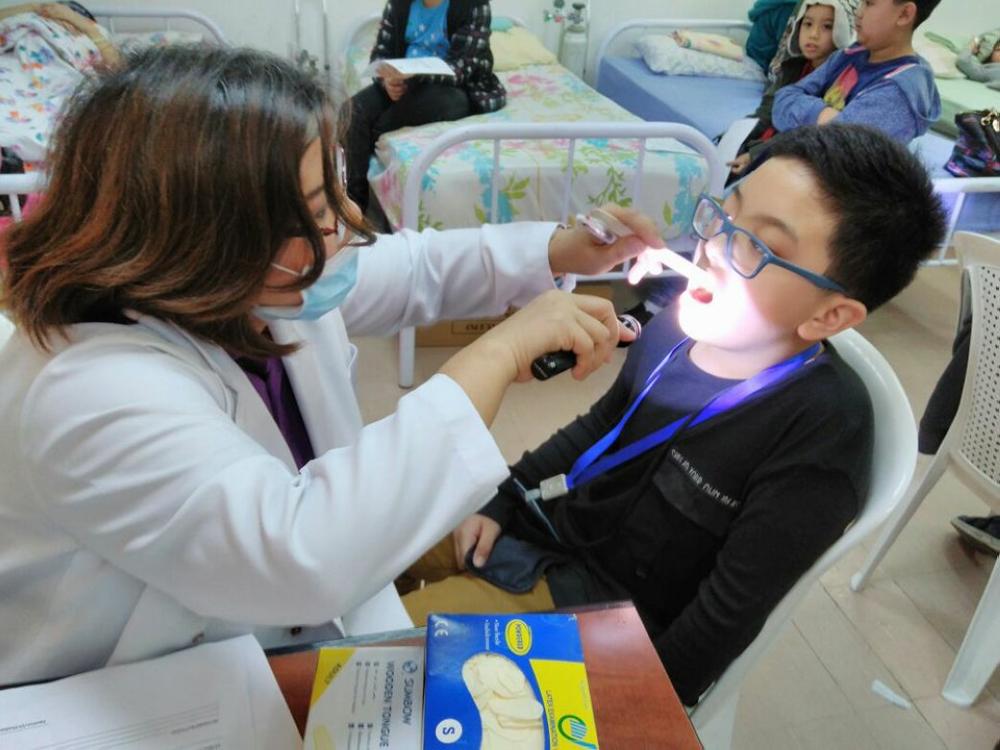 Volunteers and doctors of Filipino Dentist in KSA (FDK-ER) attending to school children and others during month long campaign organized at three schools in Dammam and Al-Khobar. — Courtesy photos
