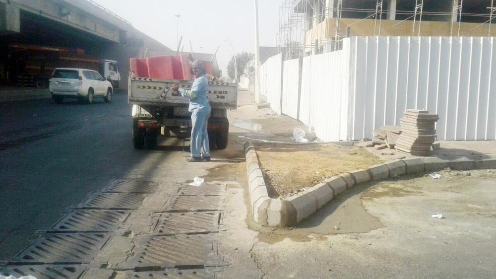 Municipality crews removed tons of construction debris and other garbage from the streets of Makkah as part of concerted efforts to enhance the aesthetic look of the holy city.