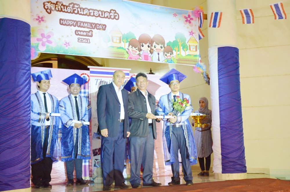 Acting Consul General taking a group photo with the students