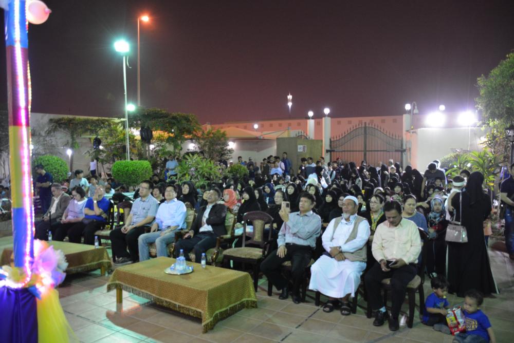 Acting Consul General taking a group photo with the students