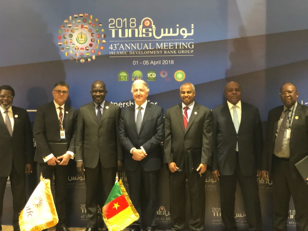 Eng. Hani Salem Sonbol, CEO of the International Islamic Trade Finance Corporation; and Minister of the Economy Planning and Regional Development Alamine Ousmane Mey, pose for a group photo with other officials at the signing of agreement  
