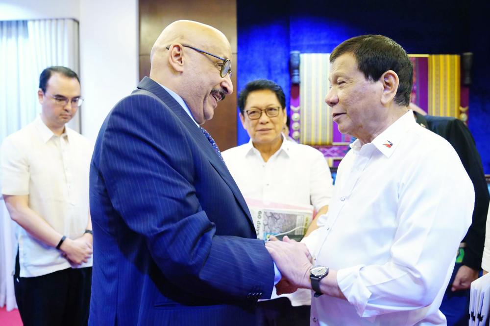 
Philippine President Rodrigo Duterte (R) meeting Kuwaiti Ambassador to the Philippines Musaed Saleh Ahmad Althwaikh (L) at the presidential guest house in Davao City, in southern island of Mindanao, as Philippines’ Foreign Secretary Alan Cayetano (back, L) and Labor Secretary Silvestre Bello III (back, C) look on. — AFP