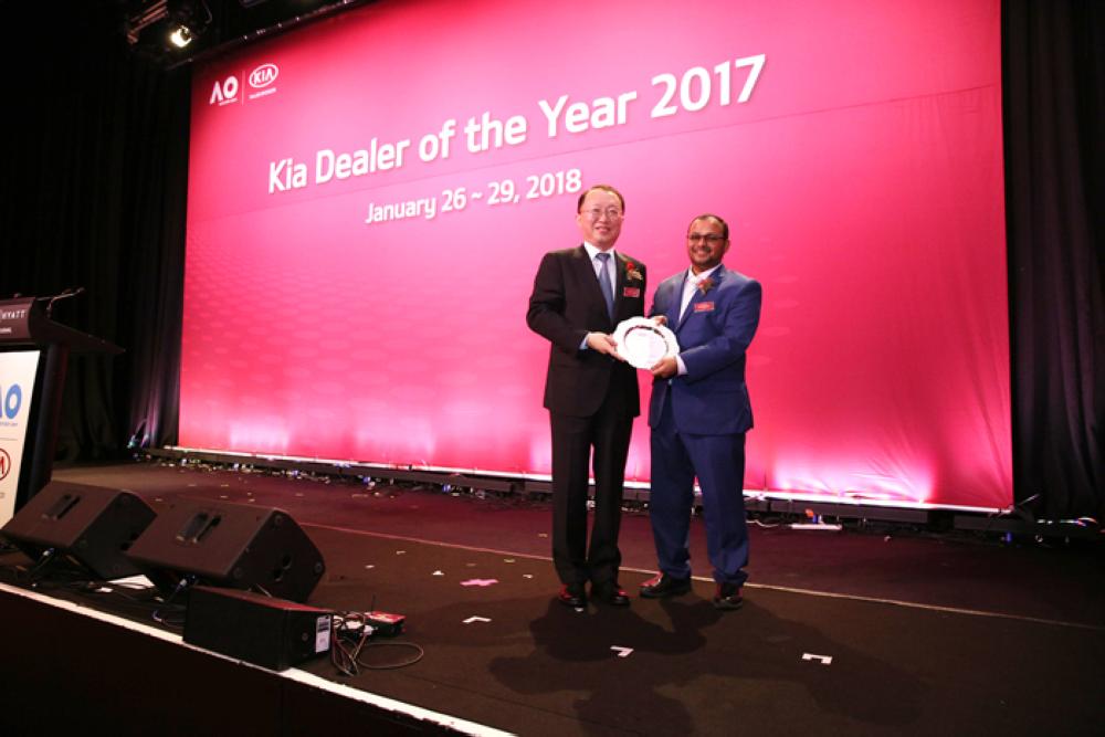Pyeong Yun Park, Vice President of KIA Motors, in the presence of Eng. Ahmed Al-Majrashi, Director General of Development and Customer Care at Al-Jabr Trading Company, presided over the event