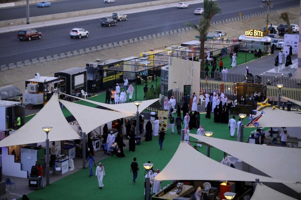 Youth call for issuing licenses for food trucks in Makkah