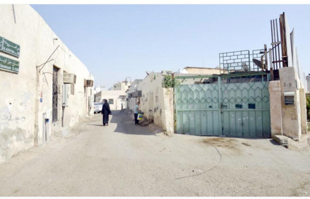 Many Saudis have moved to other residential areas. Some illegal expatriates have turned many abandoned homes into hideouts for their criminal activities. — Okaz photos
