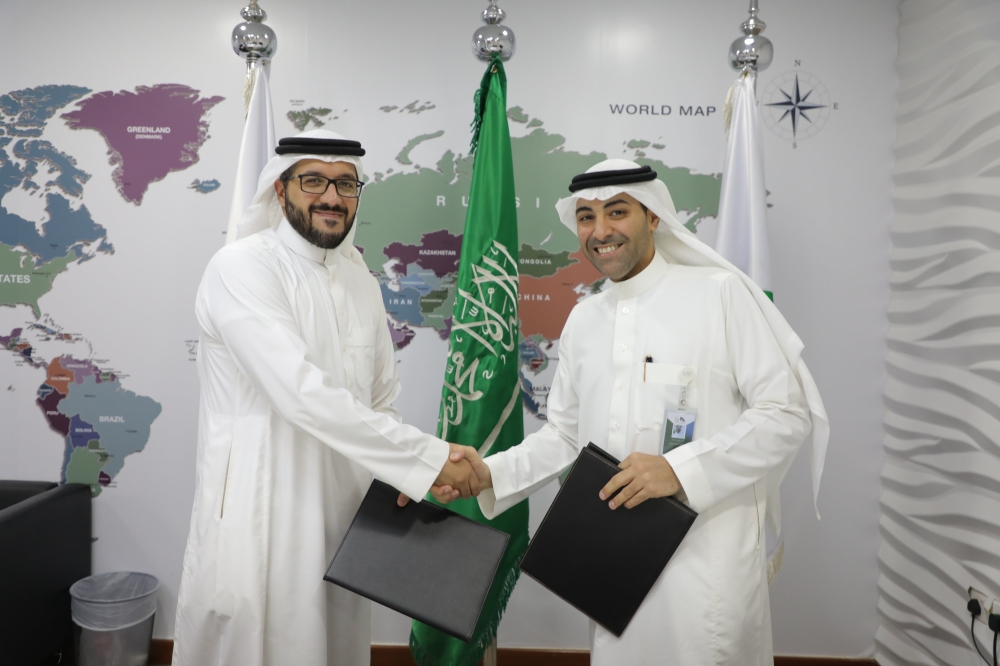 Nawaf Al Sahhaf (right), Chief Executive Officer of Badir Program, and Abdullah Aba Al Khail, CEO of Voxel after signing the agreement