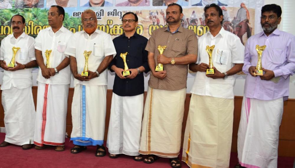 Indian Consul General Mohammed Noor Rahman Sheikh, Deputy Consul General and Haj Consul Mohammed Shahid Alam and other officials pose for a photo with winners of Indian community service award at the consulate hall in Jeddah on Sunday. — Photo by Bijuraj Ramanthali