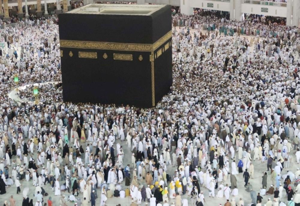King Salman receives guests; offers Ramadan greetings