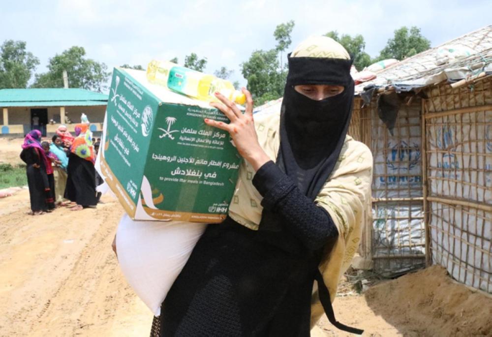 A Rohingya Muslim woman carries a food basket distributed by the King Salman Humanitarian Aid and Relief Center (KSRelief) to Rohingya Muslim refugees in the Balukhali camp in Bangladesh’s Cox’s Bazar. — SPA 