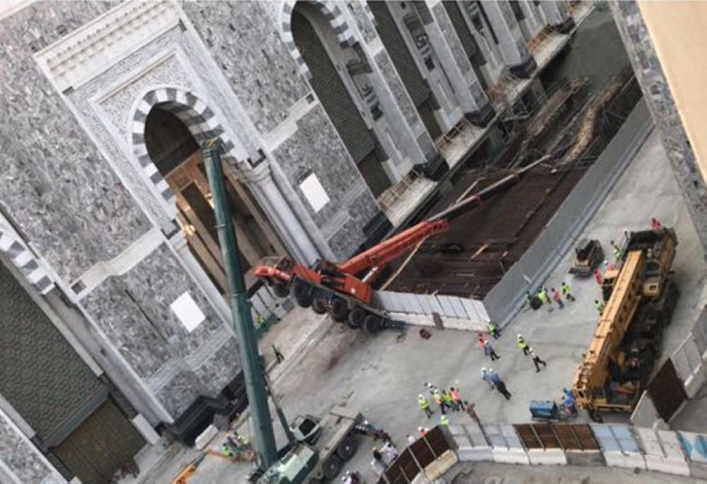 Small crane collapses near Grand Mosque in Makkah