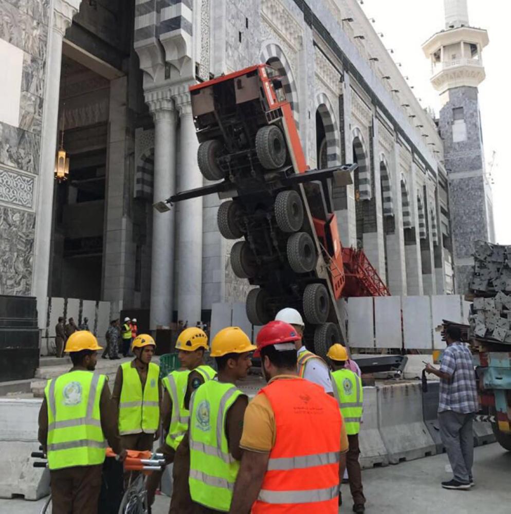 Small crane collapses near Grand Mosque in Makkah