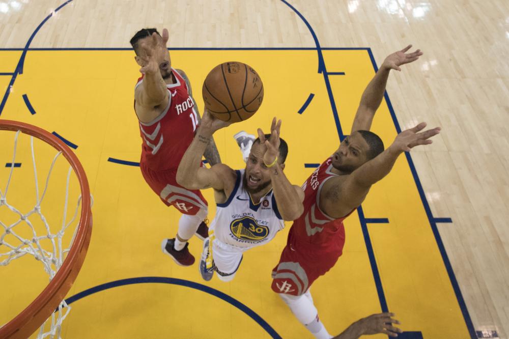 Golden State Warriors’ guard Stephen Curry (C) goes to the basket as Eric Gordon (R) and Gerald Green of the Houston Rockets defend during Game 3 of the NBA Western Conference finals at Oracle Arena in Oakland, California, Sunday. — EPA