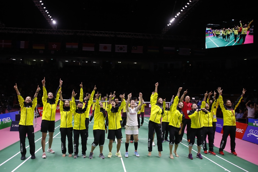 Busanan Ongbamrunghphan (C) of Thailand together with team members thank Thai supporters after defeating Li Xuerui of China during their Uber Cup semifinals badminton match and booking a place in the finals at the Thomas and Uber Cup 2018 in Bangkok, Thailand, on Friday. — EPA