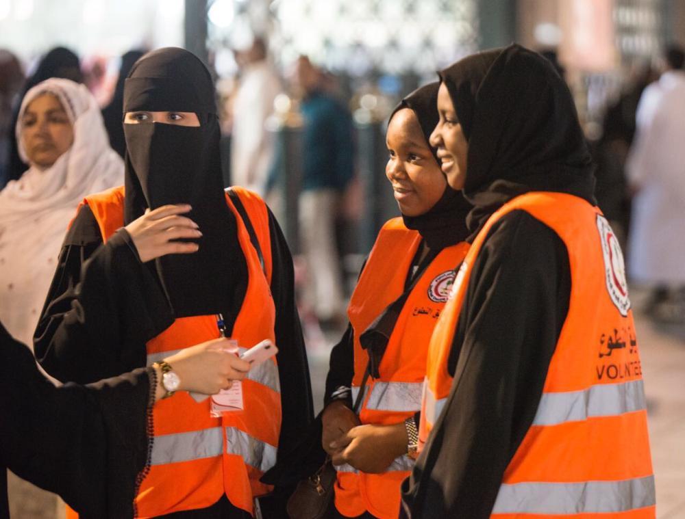 Women paramedics volunteer to 
help visitors of Prophet's Mosque
