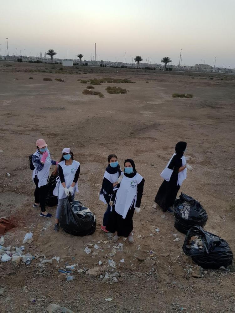 Young volunteers team up to clean up Jeddah districts