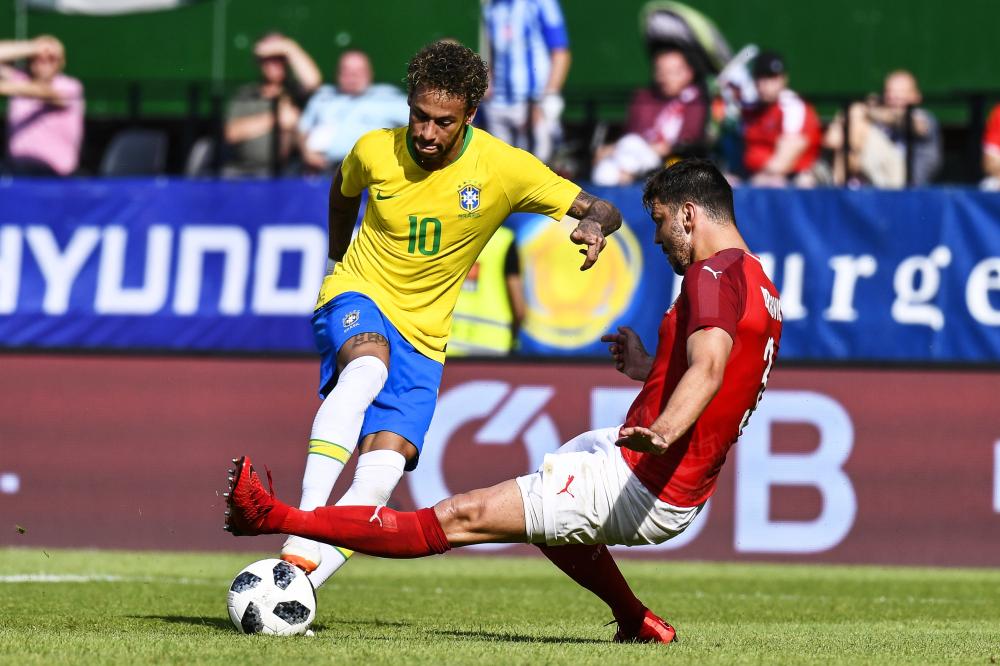 Brazil's Neymar (L) in action against Austria's Aleksandar Dragovic (R) during their international friendly soccer match in Vienna Sunday. — EPA 