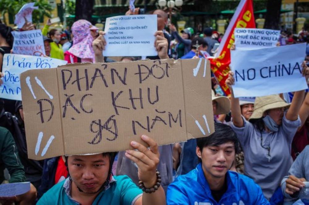 Thousands of people in central Vietnam demonstrated peacefully on Sunday against government plans to lease new economic zones to foreign investors.