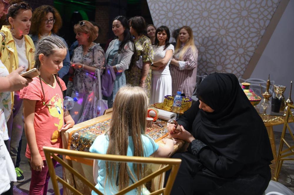 Visitors were treated to short film shows, traditional costumes, and musical performances, in addition to pavilions to highlight Arabic calligraphy, a Saudi hospitality and henna pavilion at the Saudi Cultural Exhibition, organized by Saudi Culture Authority (GCA) in Moscow. 