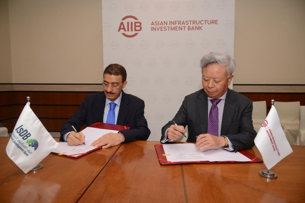 IsDB Group President Dr. Bandar M.H. Hajjar and AIIB President Jin Liqun sign the MoU