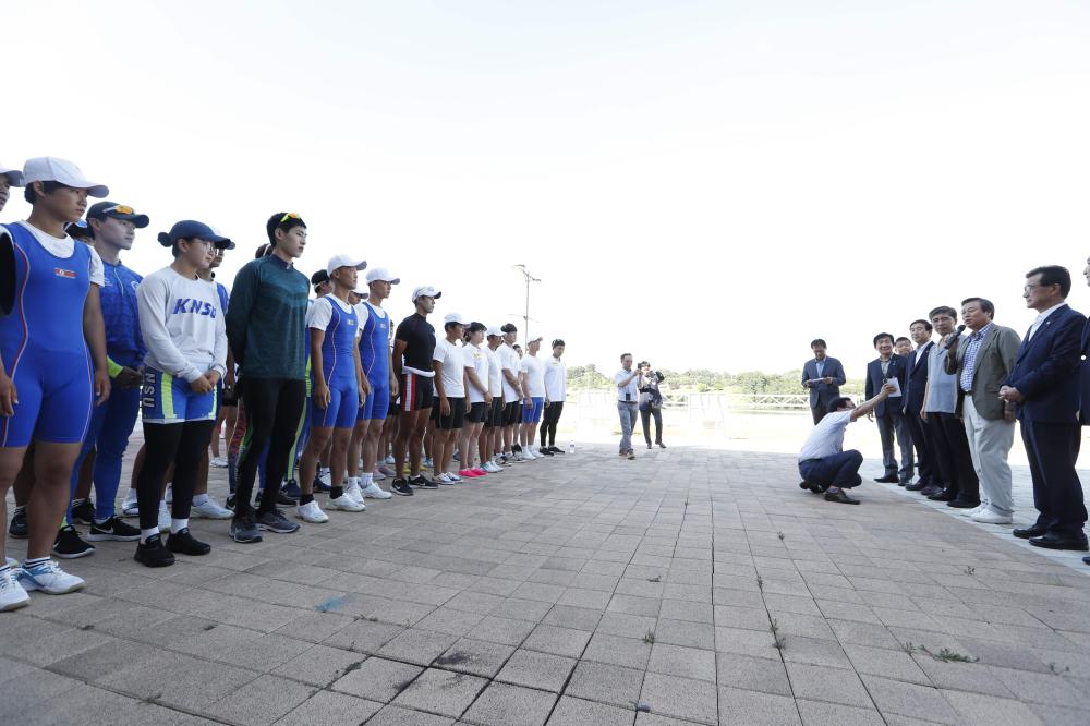 South Korean Sports and Culture Minister Do Jong-hwan (2nd R) speaks to South and North Korean athletes during a training session on Tangeum Lake International Rowing Center in Chungju, South Korea, Tuesday. — AFP