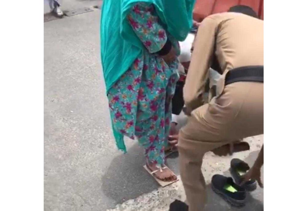 Saudi policeman takes off shoes, puts it on old female pilgrim’s feet
