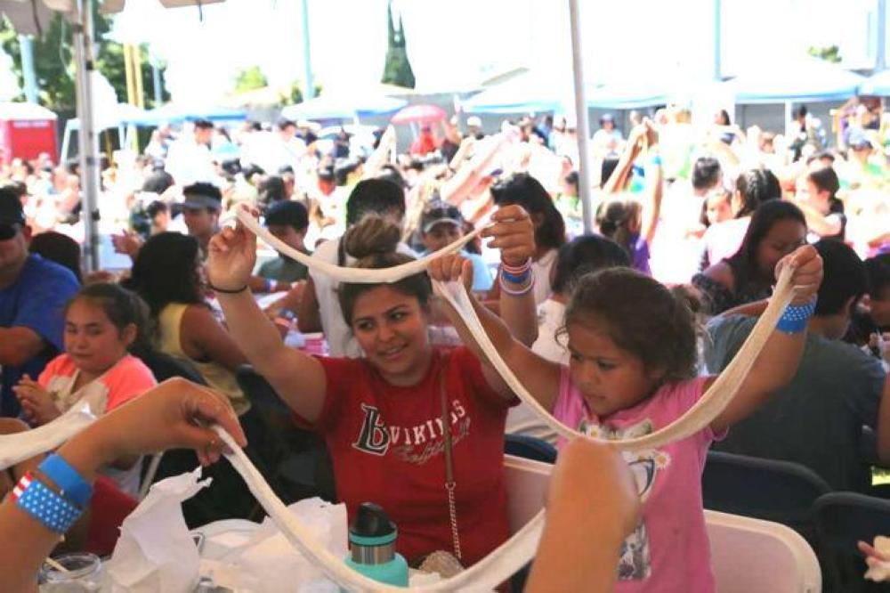 A total of 933 people came together in California to set a world record for most people making slime simultaneously.