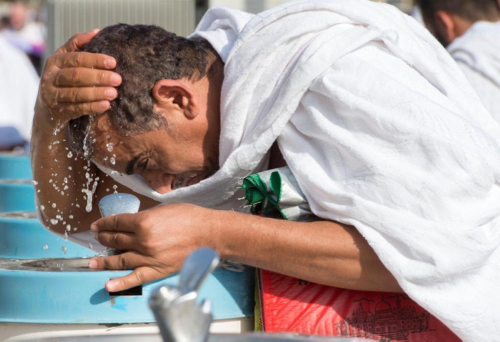 Nearly 2.4 million pilgrims ascend Arafat for peak of Haj