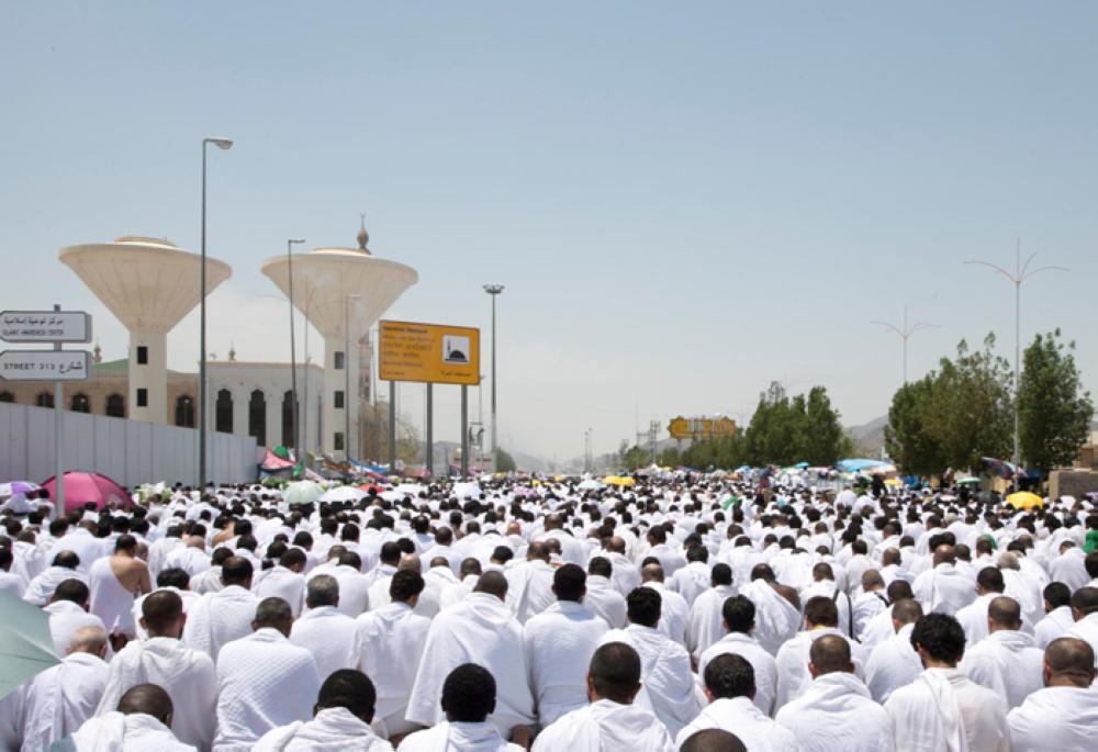 Nearly 2.4 million pilgrims ascend Arafat for peak of Haj