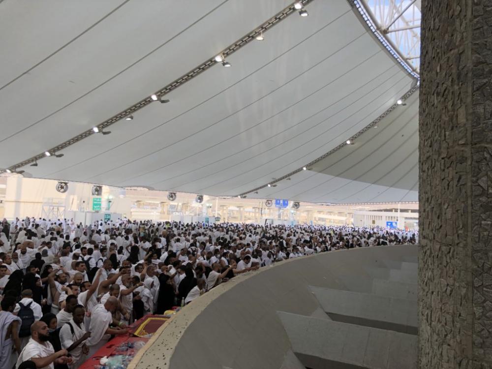 Pilgrims celebrate Eid, throw pebbles at the Satan